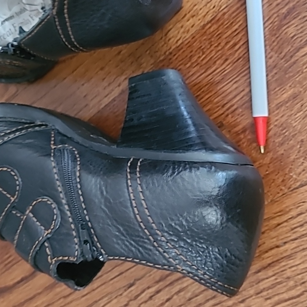 Born Black Leather Ankle Zip Rounded Toe Heeled Booties Women's Size 9.5 - Picture 6 of 15